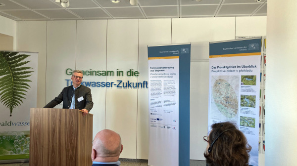 Úvodní setkání k projektu FrauNyLu (Bavorsko). Na fotografii je zachycen okresní hejtman Bernd Sibler při úvodním projevu